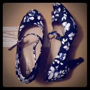 Naturalizer 2 inch peep-toe pumps with straps